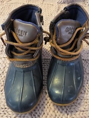Sperry Kids Navy and Brown Waterproof Duck Boots Missing Insole In Right Boot.